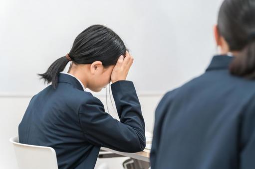 勉強・受験のストレスで泣く・悩む中学生 勉強・受験のストレスで泣く・悩む中学生 勉強,悩む,ストレスの写真素材