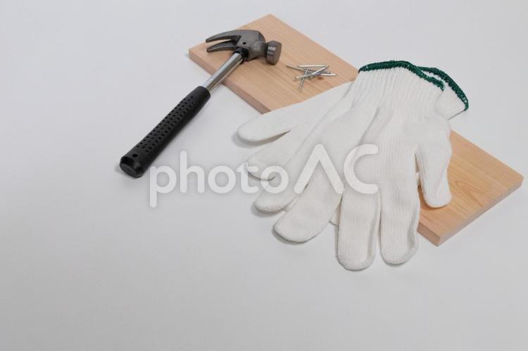 トンカチと板と軍手 日曜大工,工具,道具の写真素材