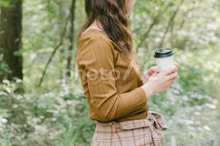 自然に囲まれコーヒーを飲む女性　自然の中で休憩する人 女性,女の子,大学生の写真素材