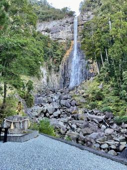 神々しい直瀑『那智の滝』と御滝拝所 那智の滝,那智勝浦,和歌山県の写真素材