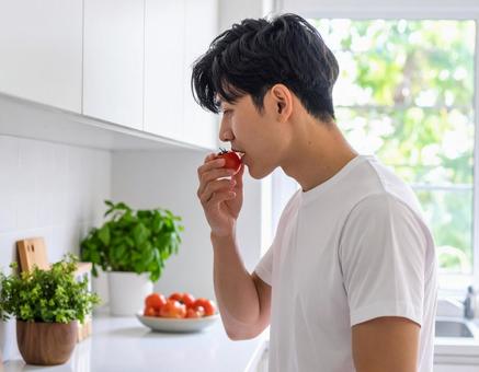 彼のおすすめ夏野菜トマト・キッチンにて 彼のおすすめ夏野菜トマト・キッチンにての写真