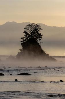 雨晴海岸の女岩と立山連峰_縦 立山連峰,北アルプス,山の写真素材