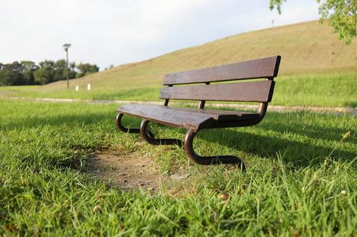 夕暮れのベンチの写真