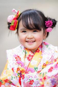 にっこり笑う女の子 にっこり笑う女の子 七五三,お参り,七五三参りの写真素材