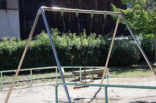 住宅街の揺れるブランコのある公園 住宅街,揺れる,ブランコの写真素材