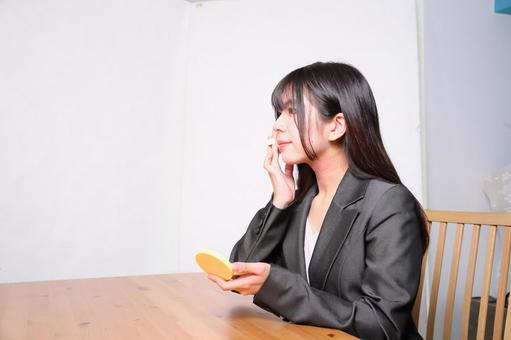 メイクアップする女性 メイクアップする女性 女性,パンツスーツ,人物の写真素材
