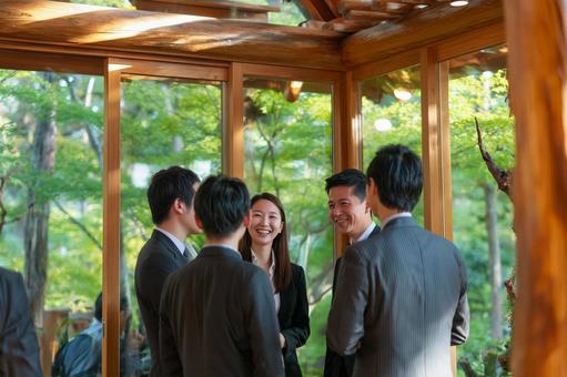 スーツを着て懇親会、社員合宿、社員旅行 スーツを着て懇親会、社員合宿、社員旅行の写真