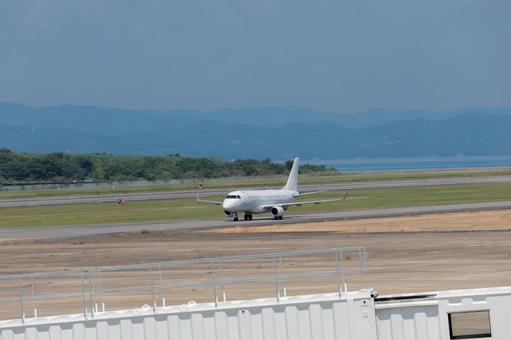 光を浴びてタキシングする長崎空港の航空機 光を浴びてタキシングする長崎空港の航空機 飛行機,航空機,旅客機の写真素材