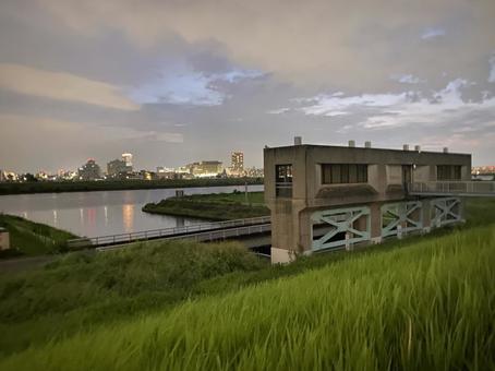 夕暮れ荒川の水門2 夕暮れ荒川の水門2の写真