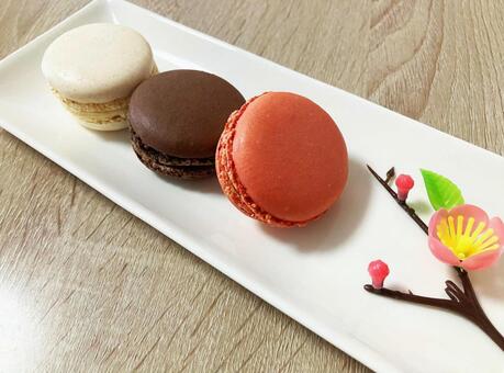お皿にのった3個のマカロンと和の飾り マカロン,スイーツ,お菓子の写真素材
