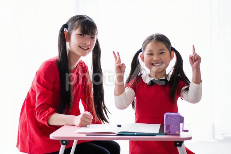勉強をする子供たち 勉強,子供,教えるの写真素材