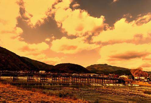 夕焼けの渡月橋 夕焼けの渡月橋の写真