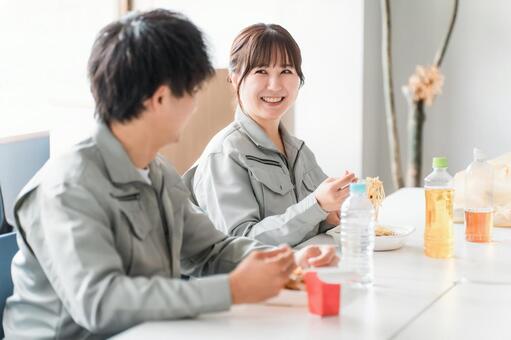 休憩室でランチ,お弁当を食べる男女 ランチ,昼食,休憩室の写真素材