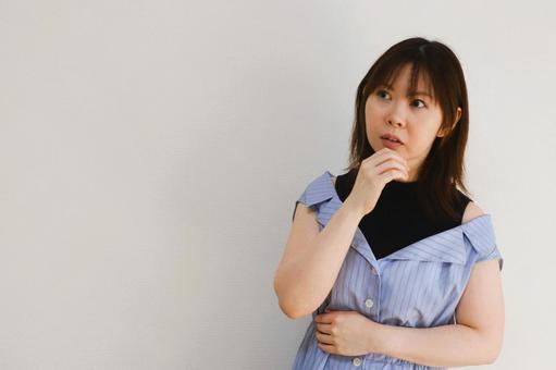 考える女性 考える女性 考える,驚く,女性の写真素材