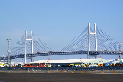 横浜ベイブリッジと青空1　橋素材　背景 横浜ベイブリッジ,橋,倉庫の写真素材