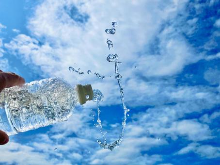 ペットボトルから溢れる水 ペットボトルから溢れる水 水,ペットボトル,青空の写真素材