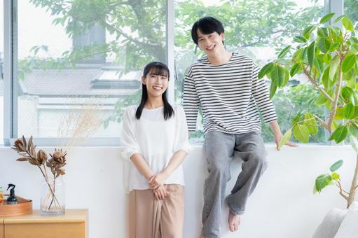 リビングでくつろぐ若いカップル リビングでくつろぐ若いカップル 夫婦,カップル,リビングの写真素材