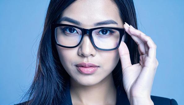 眼鏡をかけた知的で真面目そうな若い女性の写真