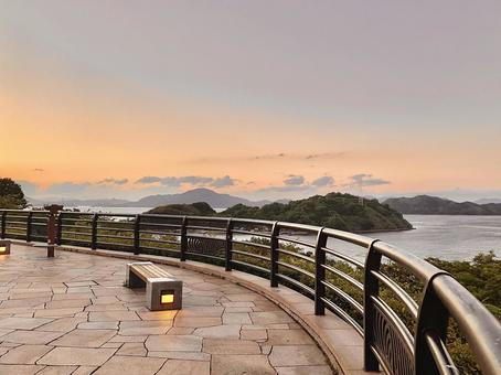 瀬戸内海の島々とベンチ 夕日,オレンジ,ベンチの写真素材