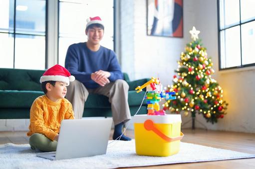 よそ見する男の子と後ろに男性 よそ見する男の子と後ろに男性 親子,男の子,小学生の写真素材