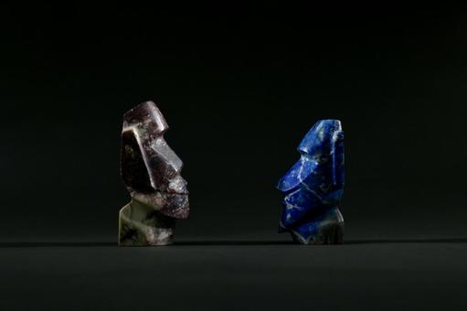 密談する石像/談合・裏取引のイメージ 密談する石像/談合・裏取引のイメージ 石像,モアイ,会話の写真素材