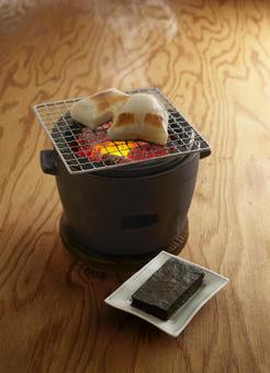 七輪で炭でじっくり焼いた餅 焼き餅,七輪,炭火焼の写真素材