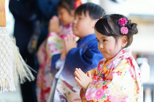 参拝の瞬間を捉えた可愛らしい女の子 参拝の瞬間を捉えた可愛らしい女の子 七五三,お参り,七五三参りの写真素材