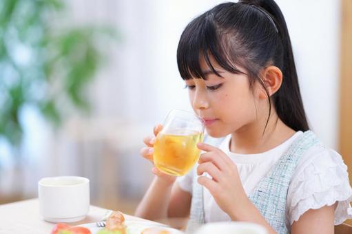 朝の光の中で食事をとる女の子の写真