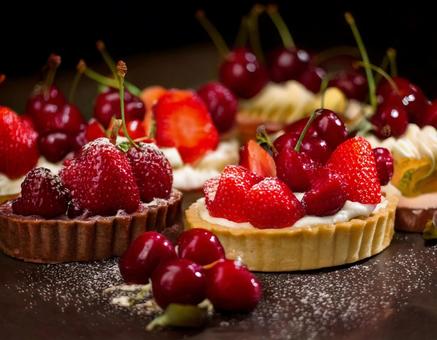 いちごとサクランボの洋菓子の写真