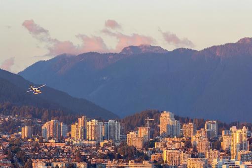 水上飛行機｜夕方のノースバンクーバー 水上飛行機,バンクーバー,山の写真素材