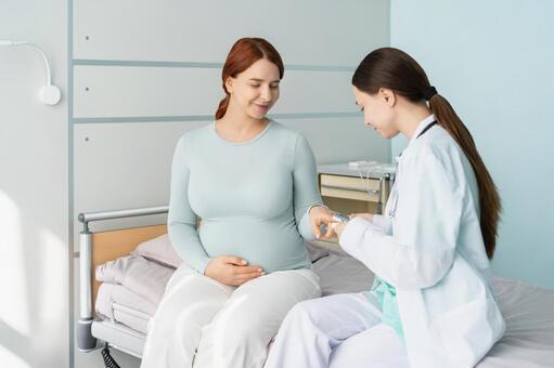 妊婦の血中酸素濃度を計測する医師 女性,妊婦,パルスオキシメーターの写真素材