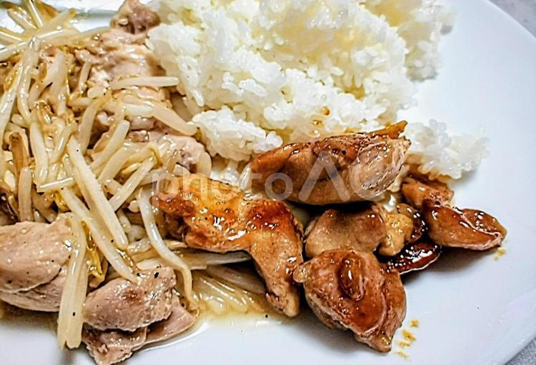 鶏肉の照り焼きともやし炒め　ご飯 食事,肉,照り焼きの写真素材