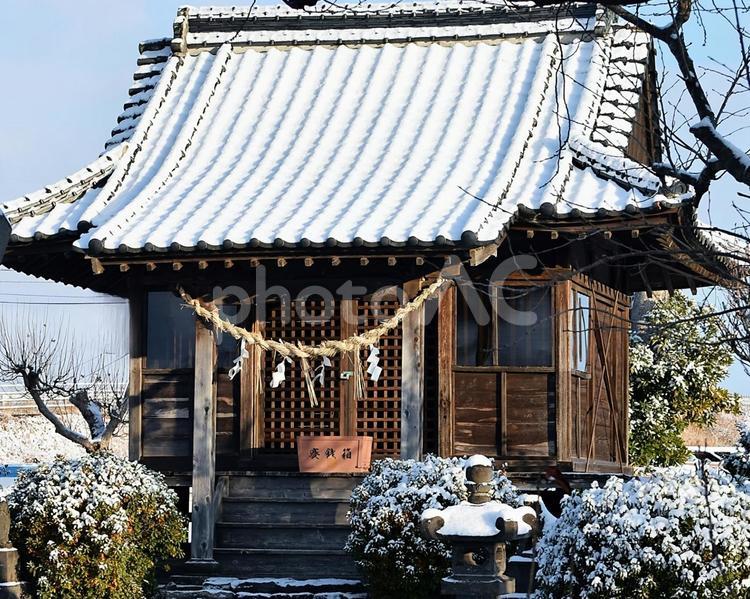 雪が降った後のお正月の神社 神社,雪,しめ縄の写真素材
