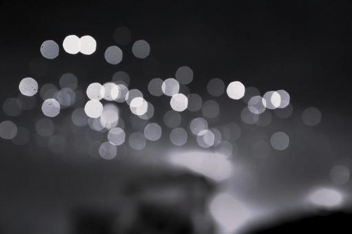 モノクロの夜景と幻想的な玉ボケの光 モノクロの夜景と幻想的な玉ボケの光の写真