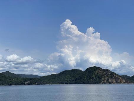 入道雲わき立つ夏の海 入道雲わき立つ夏の海 夏,雲,入道雲の写真素材