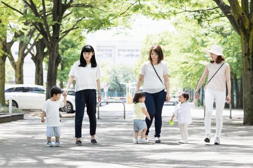 ママ友　母親　育児　 ママ友,公園,女性の写真素材
