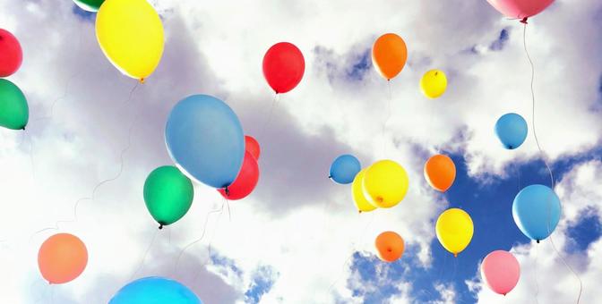 青空と風船 背景,壁紙,おしゃれの写真素材