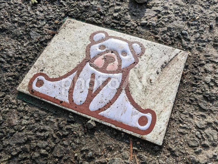 側溝の蓋にデザインされているクマ 側溝,秋田県,北秋田市の写真素材