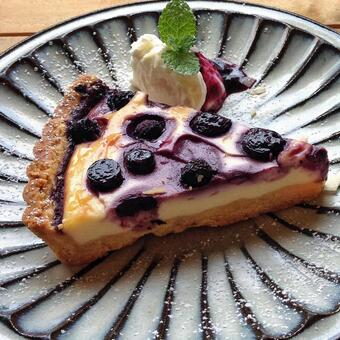 ブルーベリータルトの盛り付け ブルーベリー,タルト,スイーツの写真素材