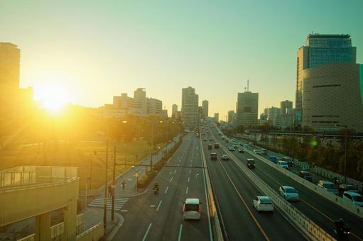 続く道のイメージ素材 道,逆光,夕暮れの写真素材