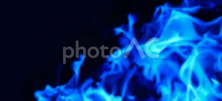 勢いよく燃える青い炎の画像横長 炎,青,火の写真素材