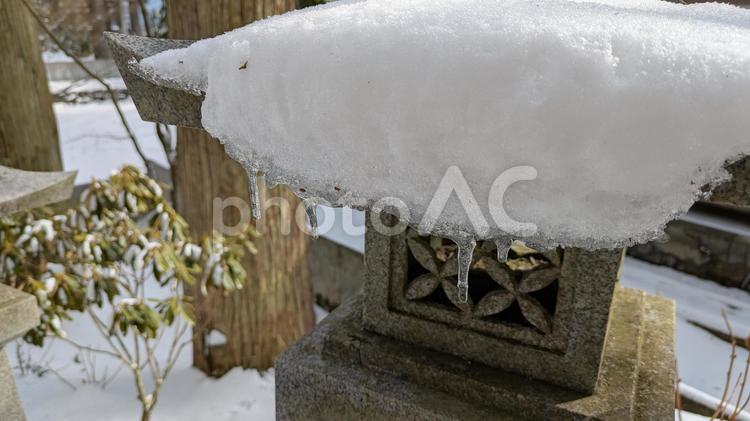 灯籠から垂れるツララ(横) 氷柱,つらら,ツララの写真素材