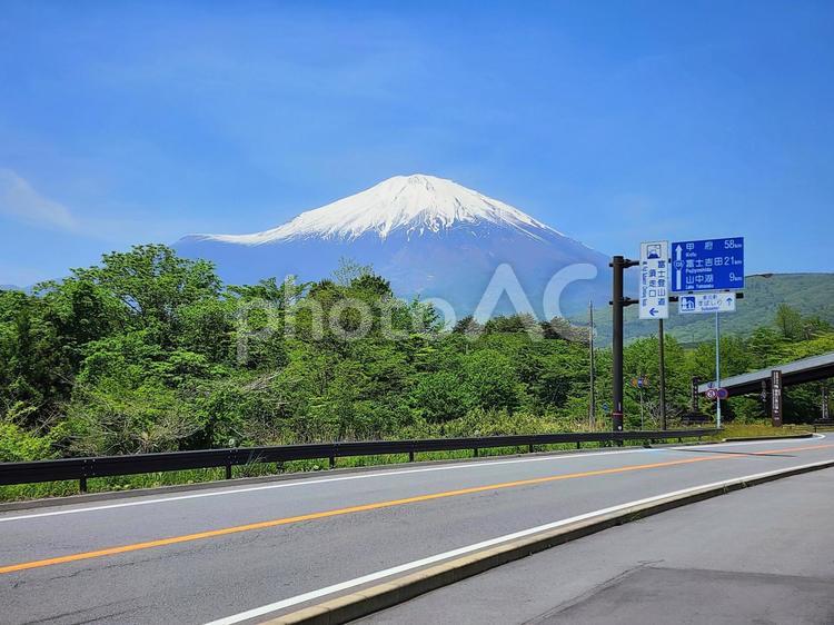 サービスエリアからの富士山景色 富士山,山頂,山の写真素材
