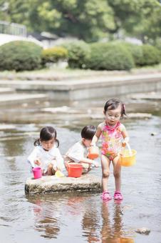 水遊びをする子供 水遊びをする子供 公園,男性,川遊びの写真素材