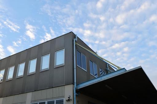 物流倉庫と空　倉庫業運送業コピースペース 倉庫,物流,屋根の写真素材