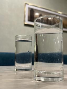 ２つのコップの水 グラス,コップ,飲み物の写真素材