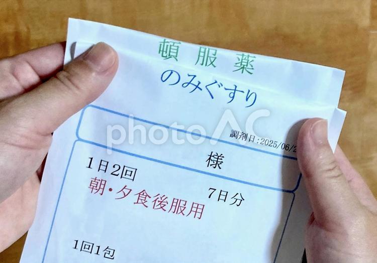 薬袋を持つ薬剤師の手、調剤薬局のイメージ 調剤,薬剤師,薬の写真素材