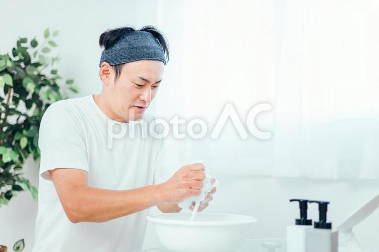 泡洗顔する男性（泡立て・洗顔料） 泡洗顔,洗顔,男性の写真素材