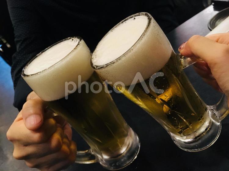 お疲れ様！冷たいジョッキ生ビールで乾杯！ 乾杯,ビール,生ビールの写真素材