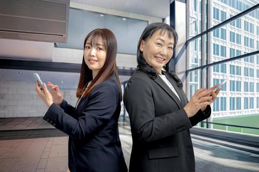 笑顔のビジネスウーマンとスマホ ビジネスウーマン,女性,会社員の写真素材